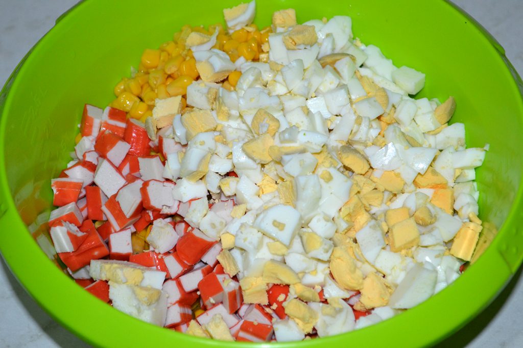 Фото рецепта - Салат с крабовыми палочками, кукурузой и пекинской капустой - шаг 6