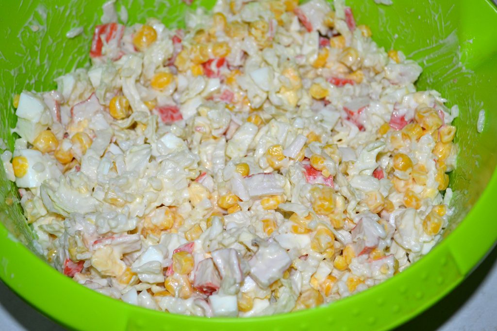 Фото рецепта - Салат с крабовыми палочками, кукурузой и пекинской капустой - шаг 7