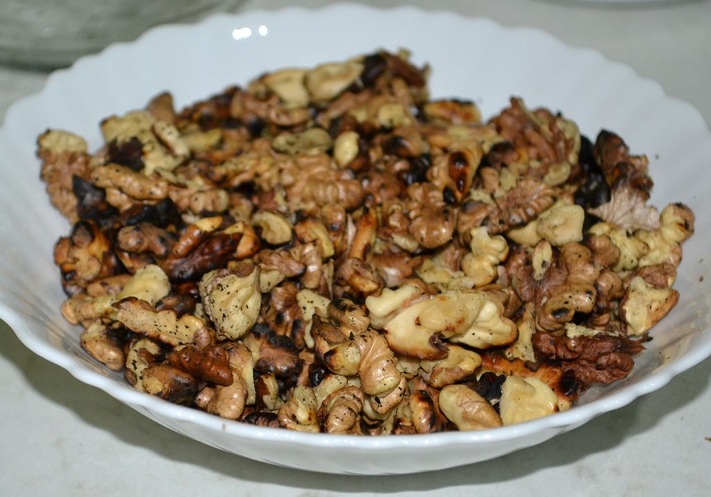 Фото рецепта - Салат-десерт “Чернослив с орехами в сметане” - шаг 3