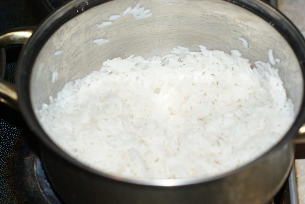 Фото рецепта - Тефтели с рисом из свино-говяжьего фарша для деток - шаг 2