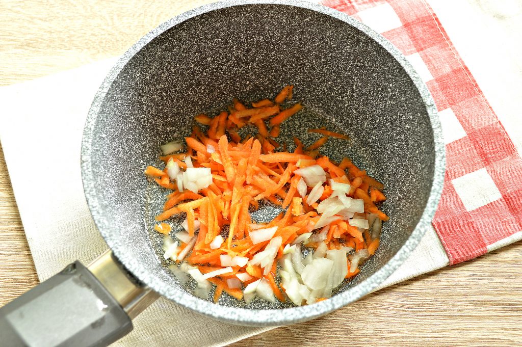 Фото рецепта - Перловая каша, тушенная с курицей - шаг 1