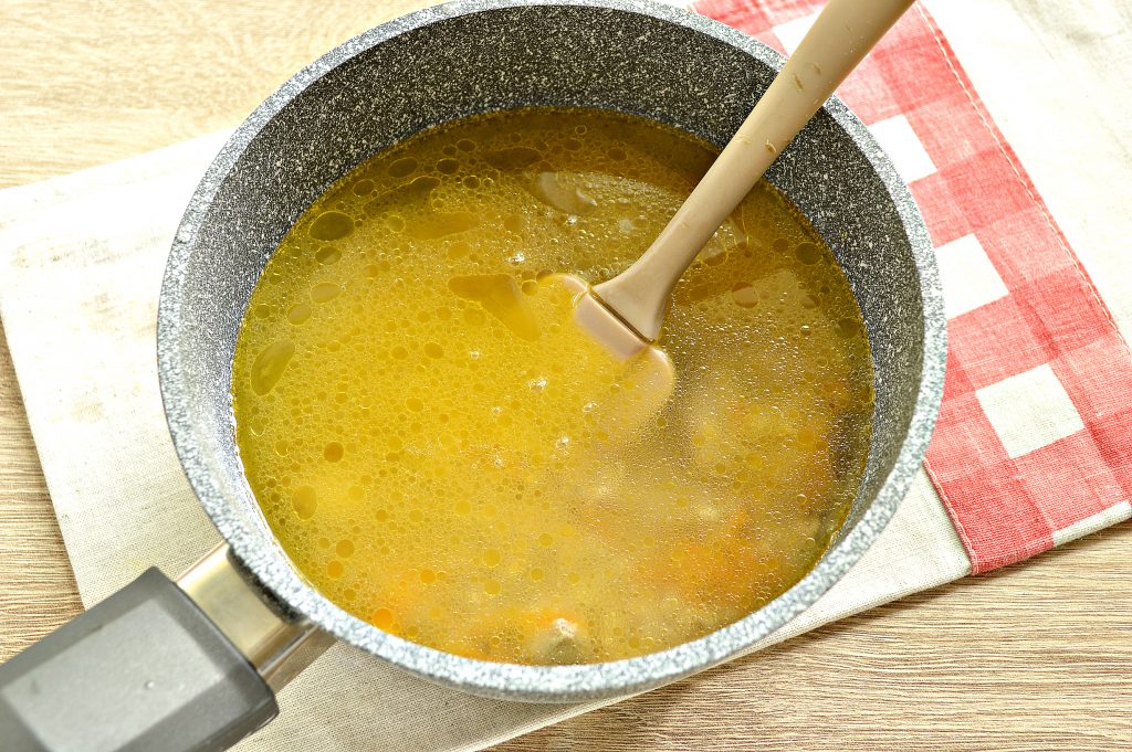 Фото рецепта - Перловая каша, тушенная с курицей - шаг 5