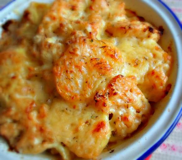 запекаем картофель с сыром в духовке