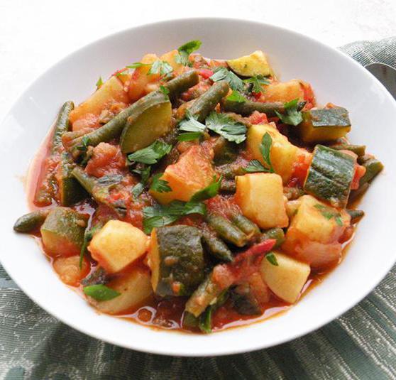 кабачки тушеные с мясом и овощами