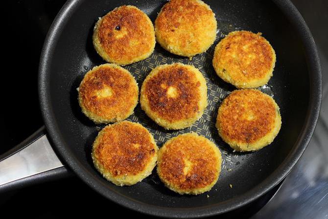 котлеты из овсяных хлопьев с куриным кубиком