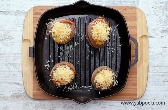 Достаньте картофель из духовки, посыпьте сыром, который у нас остался, и верните назад запекаться еще минут 15.