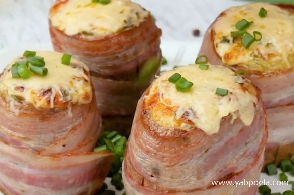 Картофель в беконе с сыром посыпьте зеленным луком и подавайте к столу горячим. Приятного аппетита!