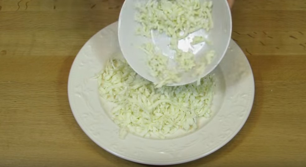 Салат з крабових паличок і кукурудзою за класичним рецептом. Дуже смачні рецепти крабового салату