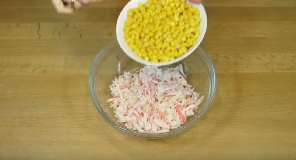 Салат з крабових паличок і кукурудзою за класичним рецептом. Дуже смачні рецепти крабового салату