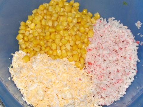 Салат з крабових паличок і кукурудзою за класичним рецептом. Дуже смачні рецепти крабового салату