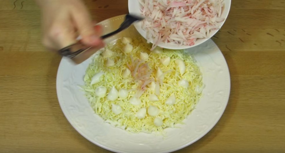 Салат з крабових паличок і кукурудзою за класичним рецептом. Дуже смачні рецепти крабового салату