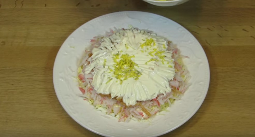 Салат з крабових паличок і кукурудзою за класичним рецептом. Дуже смачні рецепти крабового салату