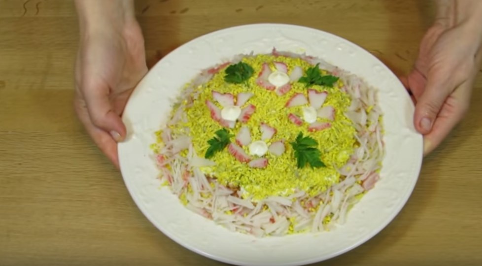 Салат з крабових паличок і кукурудзою за класичним рецептом. Дуже смачні рецепти крабового салату