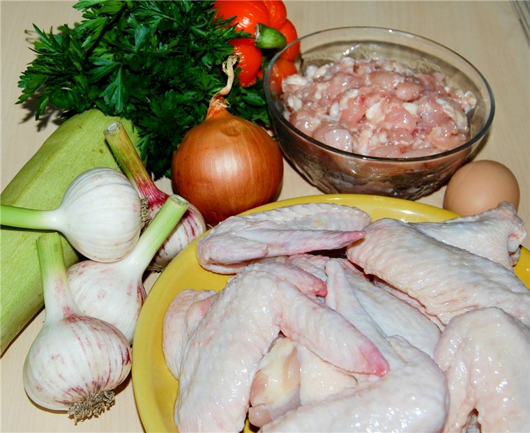 крылышки куриные, фаршированные, с кабачками