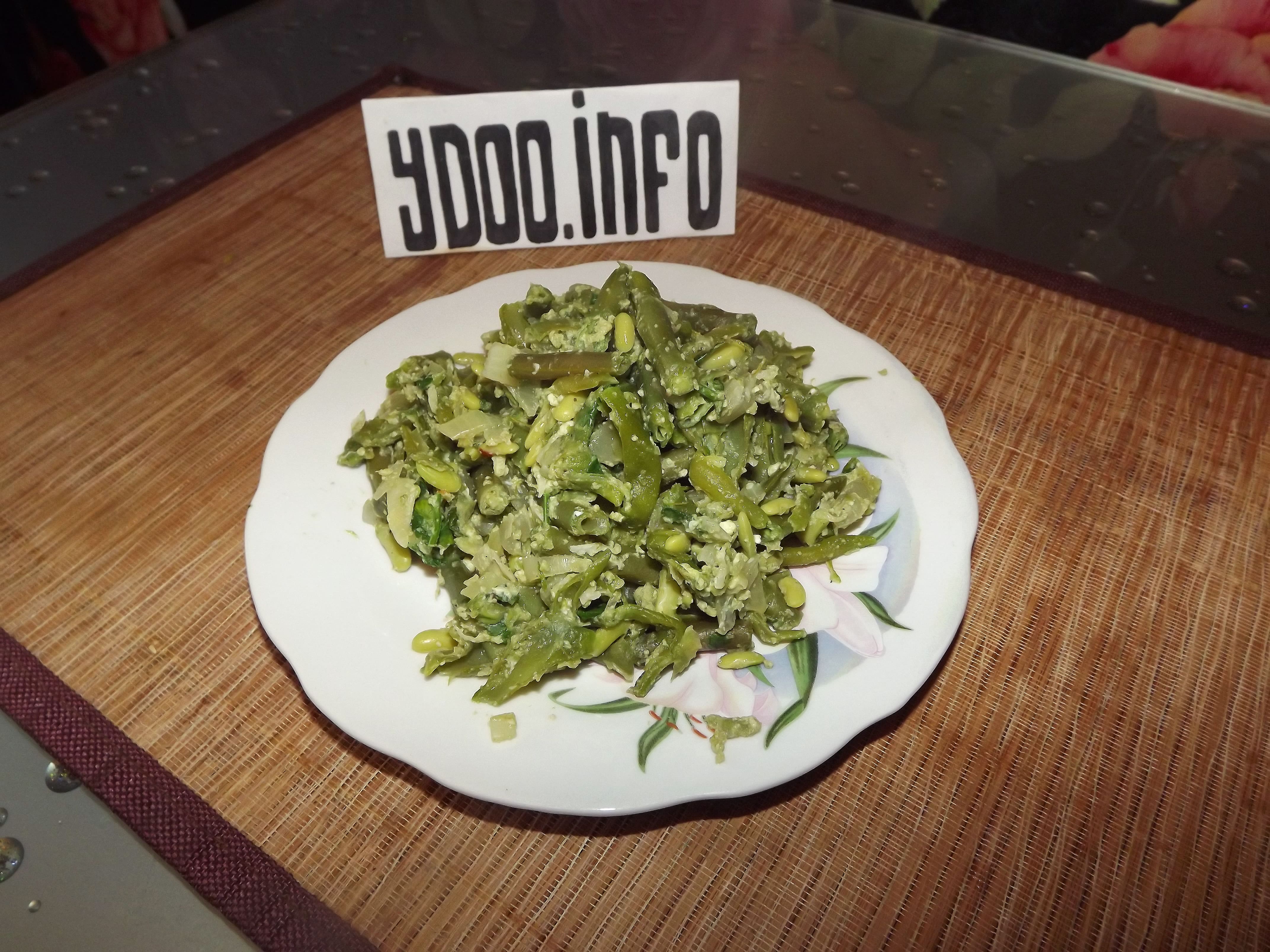 порция лобио из зеленой фасоли в тарелке на кухонном столе
