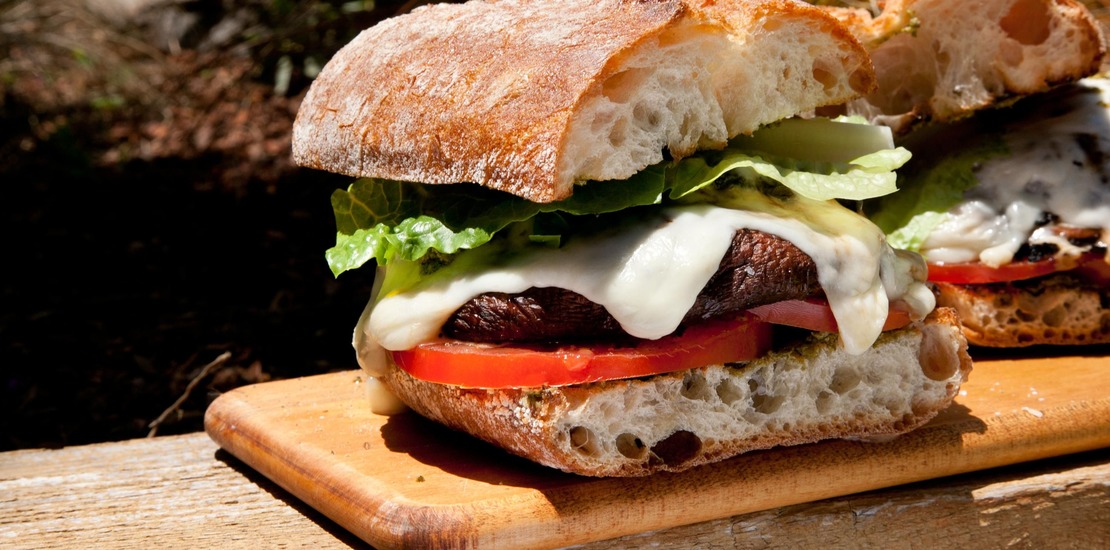 бутерброд из чиабатты, овощей и мясной котлеты