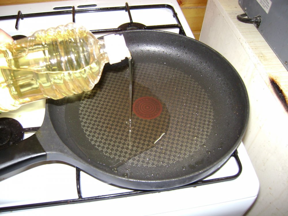 растительное масло в сковороде на плите