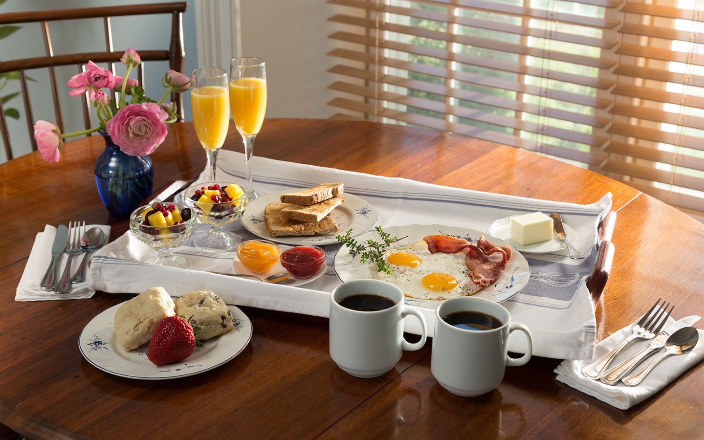 романтический завтрак на подносе на столе