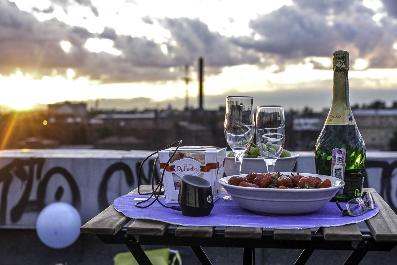 романтический завтрак на столе на крыше дома
