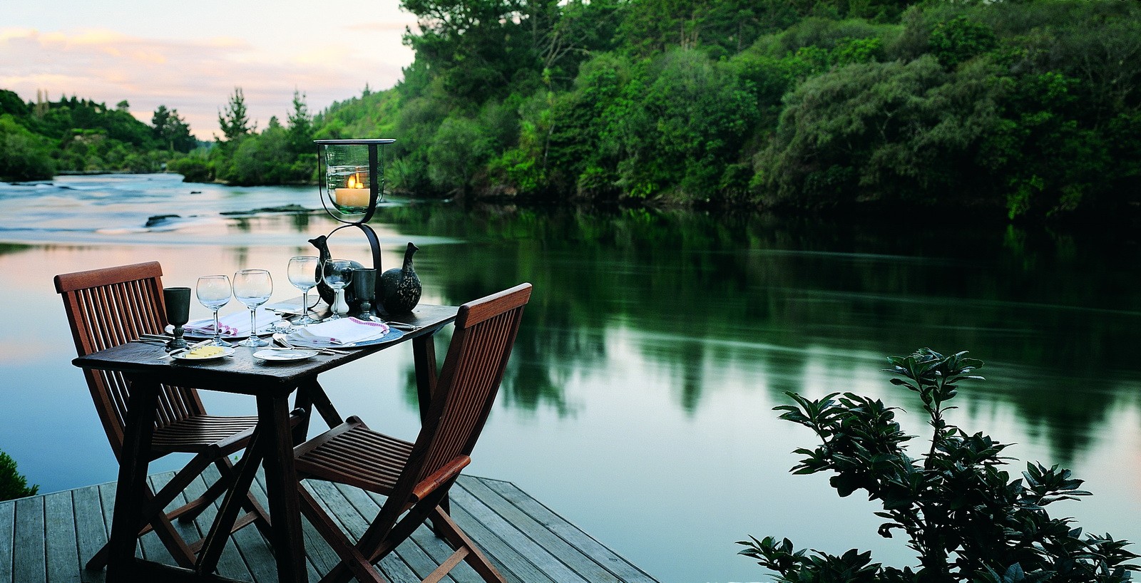 романтический завтрак на природе на берегу реки