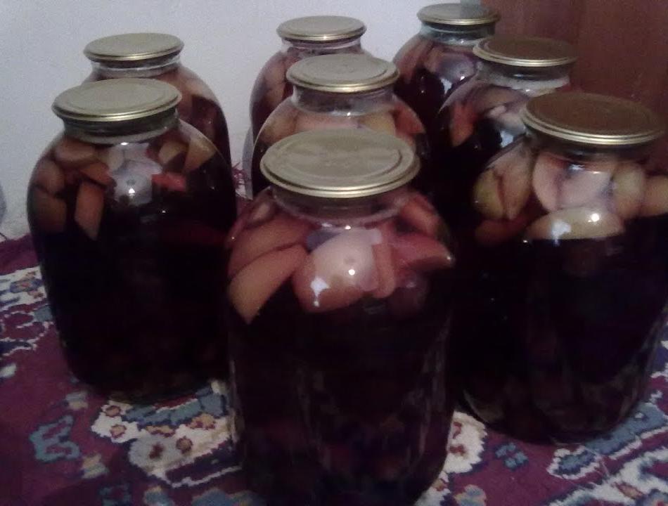 Компот из яблок и слив