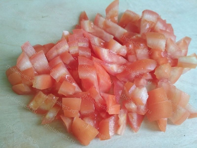 Омлет с помидорами, луком и сыром - помидоры кубиками