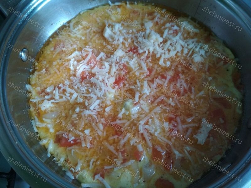 Омлет с помидорами, луком и сыром - засыпать блюдо сыром, накрыть