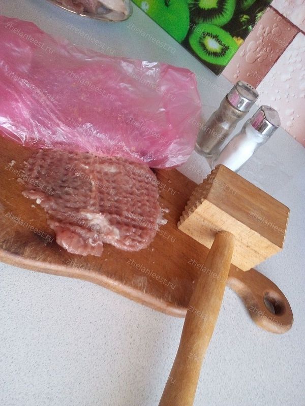 Свиные отбивные с грибами в духовке - отбивание кусков мяса