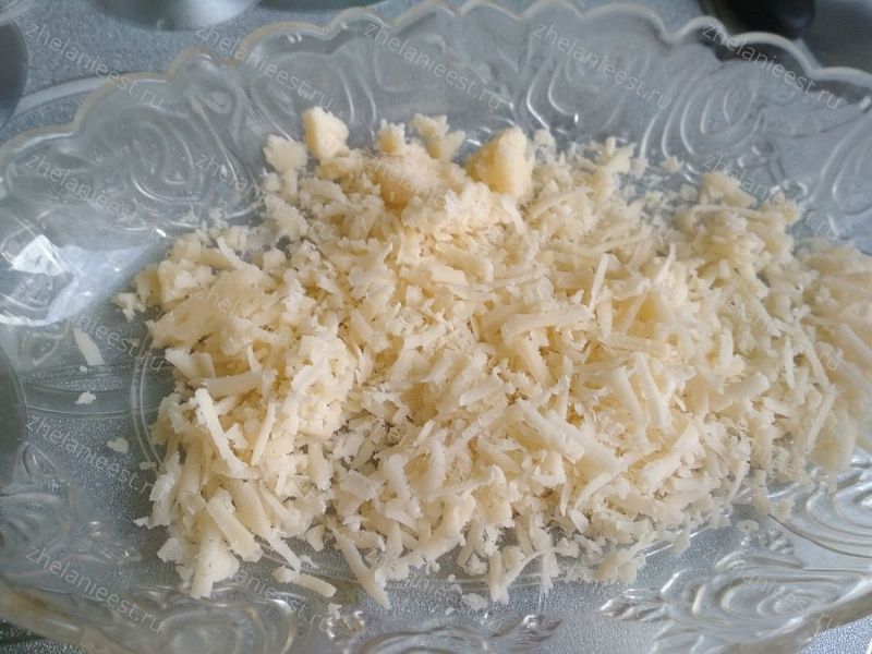 Омлет с помидорами, луком и сыром - натертый сыр