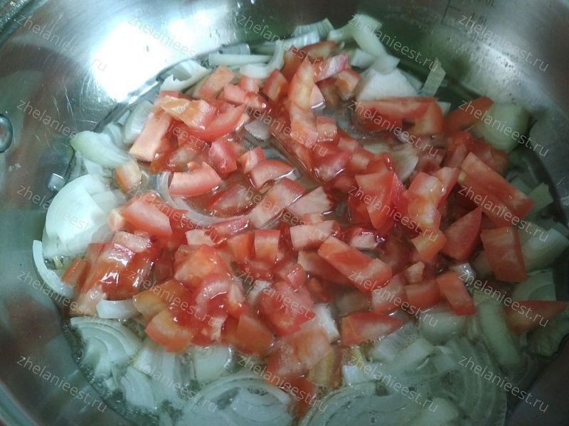 Омлет с помидорами, луком и сыром - обжарка лука вместе с томатами