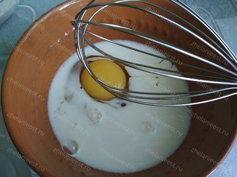 Домашние куриные наггетсы на сковороде - взбиваются яйца