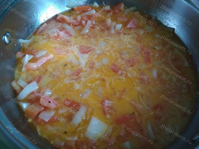 Омлет с помидорами, луком и сыром - заливка в сковородке