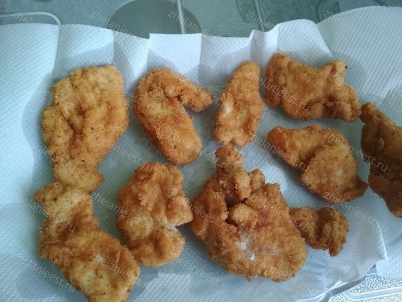 Домашние куриные наггетсы на сковороде - бумажные полотенца