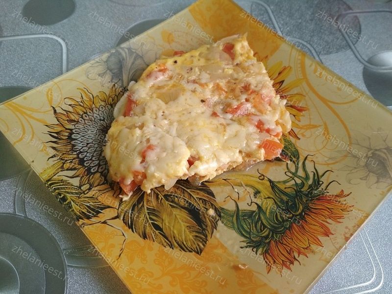 Омлет с помидорами, луком и сыром - горячий завтрак