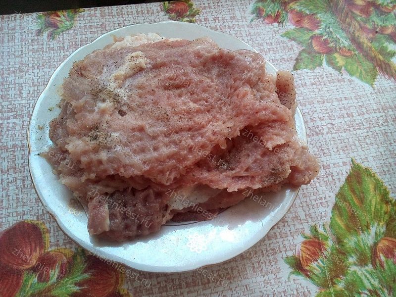 Свиные отбивные с грибами в духовке - посолить и поперчить