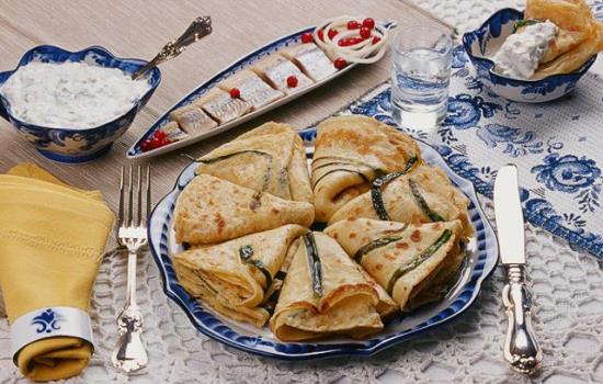 Блины с луком и яйцом – готовить нужно много! Рецептуры разных блинов с зеленым луком и яйцом, с припеком и с начинками